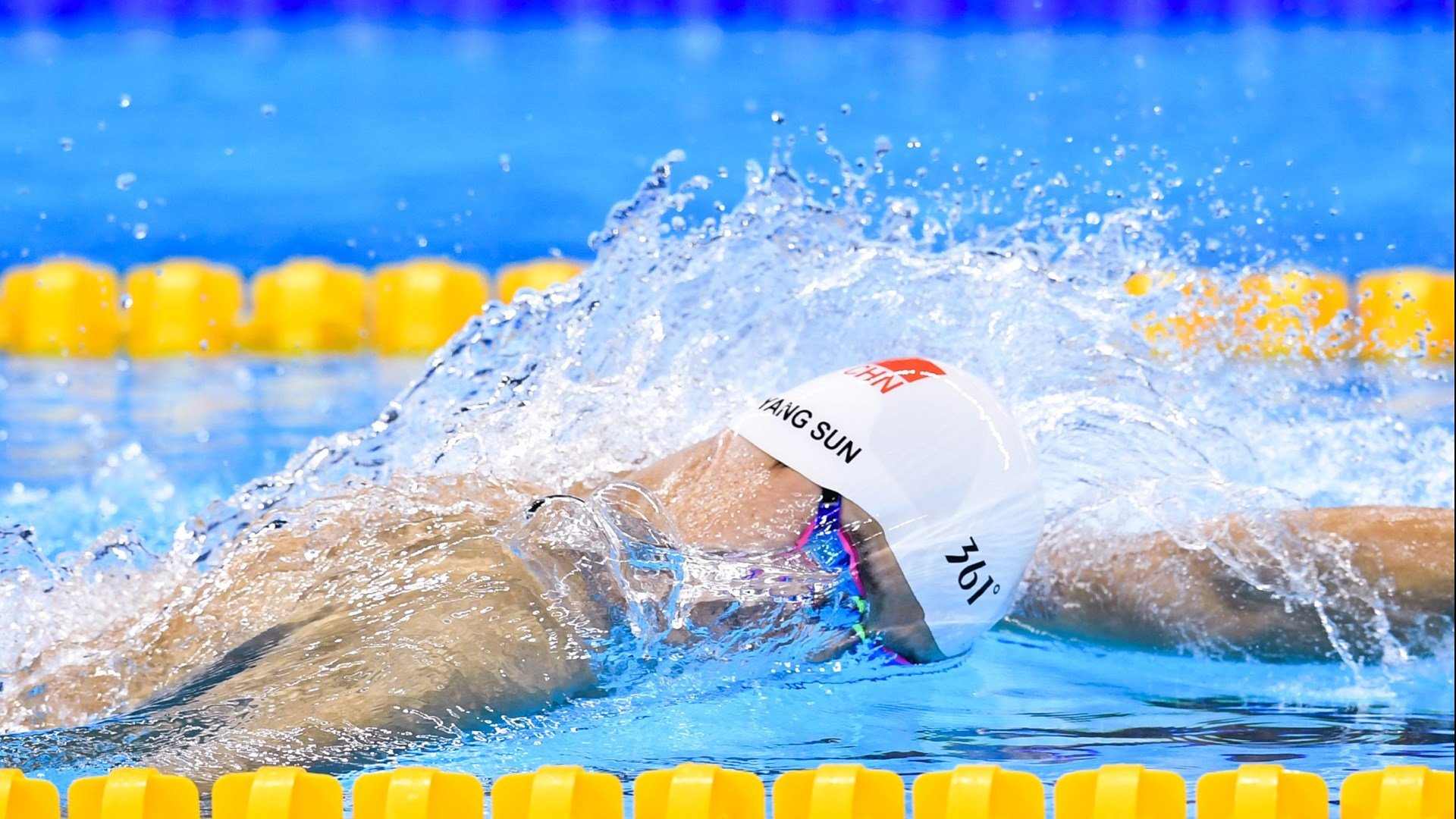 _深夜网球秀：光影交错中的精彩对决_，有没有夜光网球