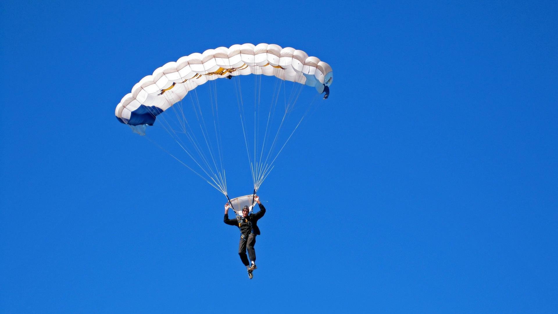 “逆境突围：车手在绝境中拼命追击”，逆境突围电影