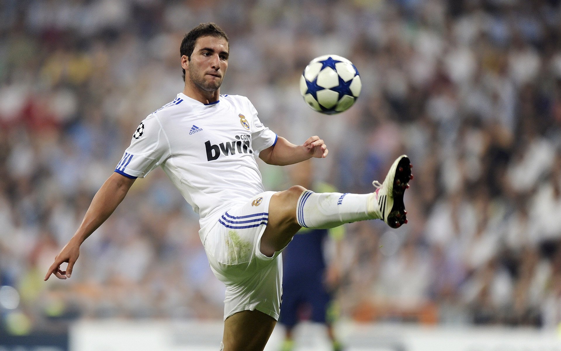 巴萨中场调度神准，控球优势明显，巴萨中场球星