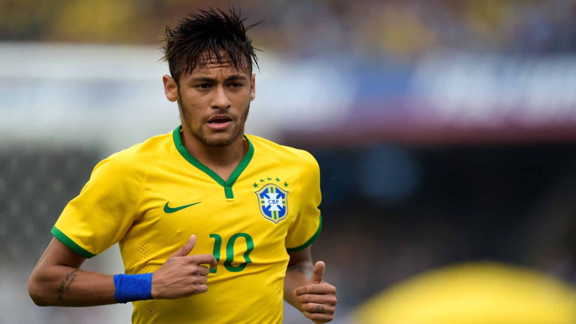 库兹马诺维奇在巴黎奥运会手球比赛中多次扑救对方远射，库兹马持球