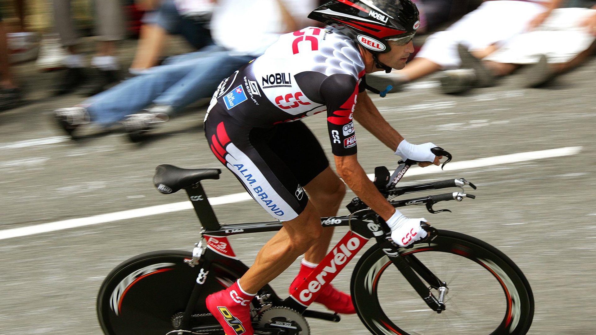 球队实力强劲，比赛场面精彩纷呈，怎么形容球队