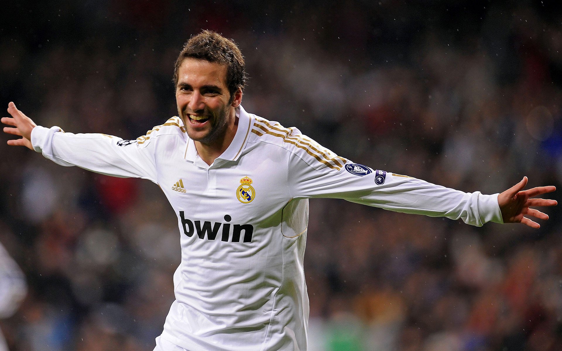 纽伦堡中场组织体系渐成熟，纽伦堡主场球衣